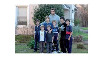ámbito.com | Humildad. Tras la entrevista, Hernández mostró su amabilidad y hasta jugó al rugby con un grupo de chicos que esperaba un autógrafo.