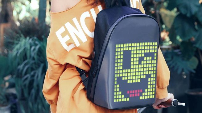 Esta mochila se presenta como una solución para quienes buscan una combinación de utilidad, confort y tecnología en su vida diaria. Con un diseño moderno y futurista, redefine cómo vemos este accesorio tan cotidiano.