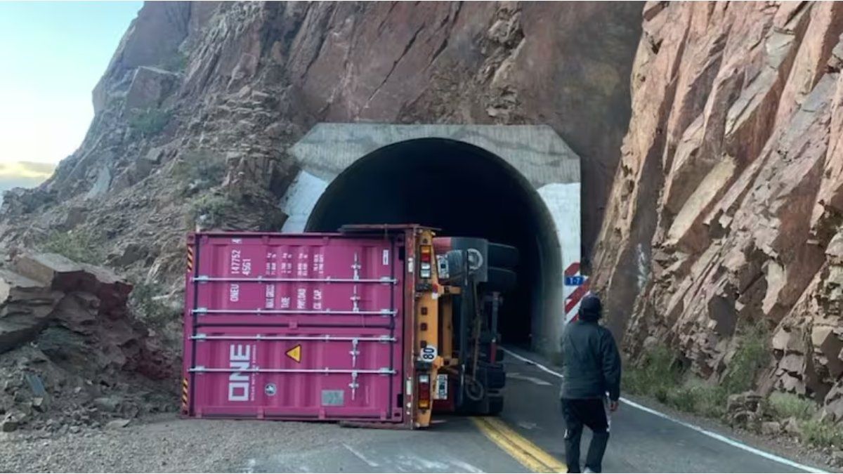 A truck overturned and crushed a car on Route 7: one dead and five seriously injured
