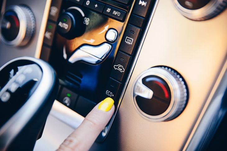 Al activar el botón ECO, el vehículo modifica distintos sistemas internos, como el aire acondicionado, la gestión del motor y, en algunos casos, la caja de cambios. Todo está pensado para priorizar la eficiencia por sobre la respuesta inmediata. Al activar el botón ECO, el vehículo modifica distintos sistemas internos, como el aire acondicionado, la gestión del motor y, en algunos casos, la caja de cambios. Todo está pensado para priorizar la eficiencia por sobre la respuesta inmediata.