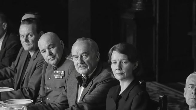 Hanns Zischler), como Thomas Mann, y Erika (Sandra Hüller como su hija Erika en Tierra de mi padre