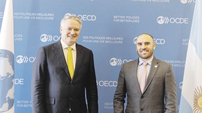París. Martín Guzmán se reunió con el secretario general de la OCDE, Mathias Cormann, en la capital francesa.