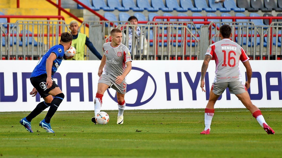 Estudiantes dropped two points in Chile in their debut