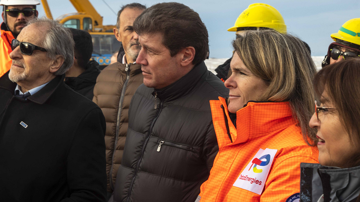 El gobernador fueguino Gustavo Melella y Catherine Remy, de TotalEnergies, durante el recibimiento de los dos aerogeneradores en Tierra del Fuego. 