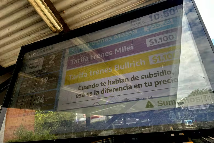 El mensaje que apareció en las carteleras en las que suele haber información sobre el servicio. El mensaje que apareció en las carteleras en las que suele haber información sobre el servicio.