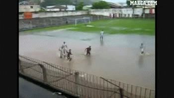 En Brasil se jugó un partido en una piscina