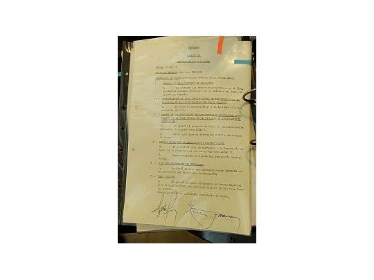 Facsímil de los documentos hallados en un sótano del edificio de la Fuerza Aérea.