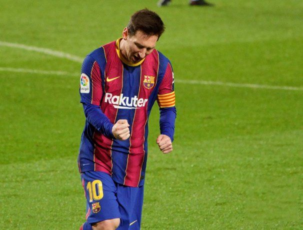 Messi le regaló su camiseta a un niñe en un semáforo.