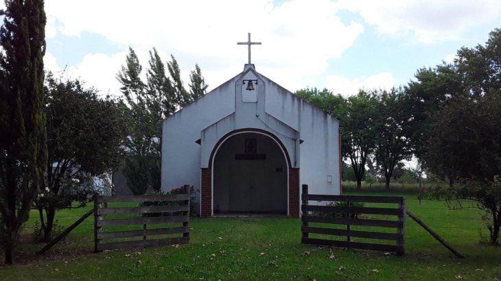 La capilla del pueblo remite a otras épocas por su simpleza y arquitectura tradicional. La capilla del pueblo remite a otras épocas por su simpleza y arquitectura tradicional.