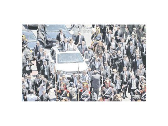 El traslado de Mauricio Macri y Juliana Awada, desde el Congreso hasta Casa de Gobierno, se hizo en una Touareg Hybrid, con techo corredizo. Es un 4x4 que cuesta $ 2,6 millones. Por su tecnología, es menos contaminante.