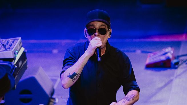 Andrés Calamaro agotó el cuarto Movistar Arena tras su gira por el país. No faltaron los hits de siempre incluyendo clásicos de “Los Rodríguez” y “Los abuelos de la nada”. Del barro de Obras al scroll infinito.