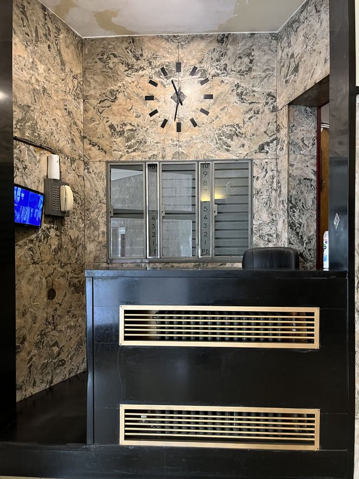 Reloj, conserjería y mármol en el revestimiento Reloj, conserjería y mármol en el revestimiento