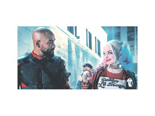 Encantadora. Margot Robbie (aquí junto a Will Smith), como la sexy asesina novia del Guasón, prende fuego a cada escena en la que aparece..
