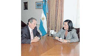 ámbito.com | El embajador de Gran Bretaña en la Argentina, John Hughes,se reunió con la ministra de Defensa, Nilda Garré, paraexponerle el interés de su país en colaborar con la Argentinaen la próxima campaña antártica, en la cual no se podrácontar con el romp