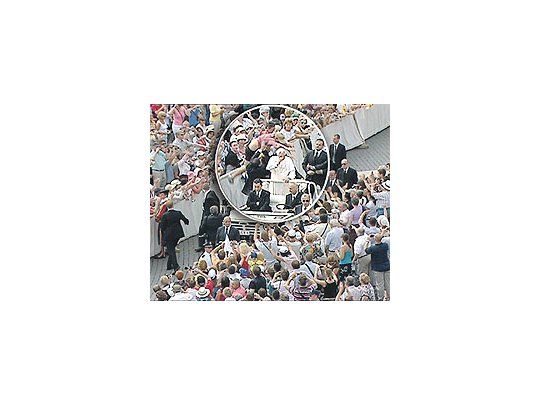 Benedicto XVI siguió saludando ayer a la multitud que lo vivaba en la plaza de San Pedro,ajeno a que un desequilibrado acababa de poner a prueba a su custodia. El intruso fueinterrogado e internado en un hospital neuropsiquiátrico.