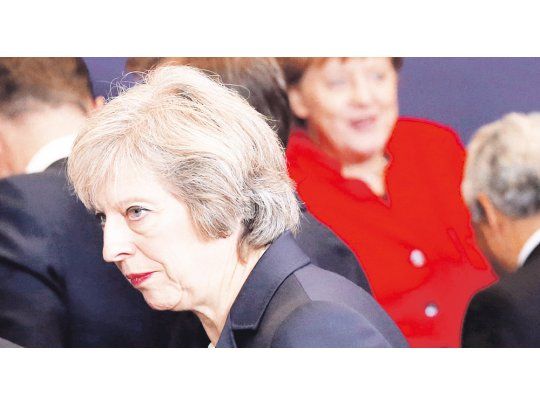 PROTAGONISTA. Theresa May lo es en la cumbre de la UE. Una postal del encuentro de ayer, con la canciller alemana Angela Merkel.