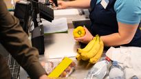 La coincidencia del Día del Empleado de Comercio con el fin de semana reabrió el debate entre los sindicatos y los empresarios del rubro.