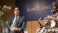 El presidente del BCU, Diego Labat, y la funcionaria del FMI, Antoinette Sayeh, destacaron la baja de la inflación.