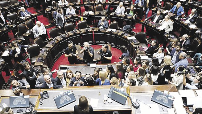 papelón. Kirchneristas y macristas se trenzaron a metros de la titular de la Cámara baja, Cecilia Moreau. Ninguna de las dos sesiones -especial y preparatoria- se pudieron realizar y la incertidumbre legislativa fue total.