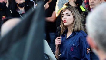 La joven Isabel Peralta generó polémica por su discurso antisemita durante un acto fascista en España.
