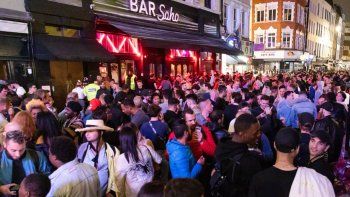 La zona de bares de Soho, en Londres, vivi&oacute; una noche sin medidas preventivas por el coronavirus.