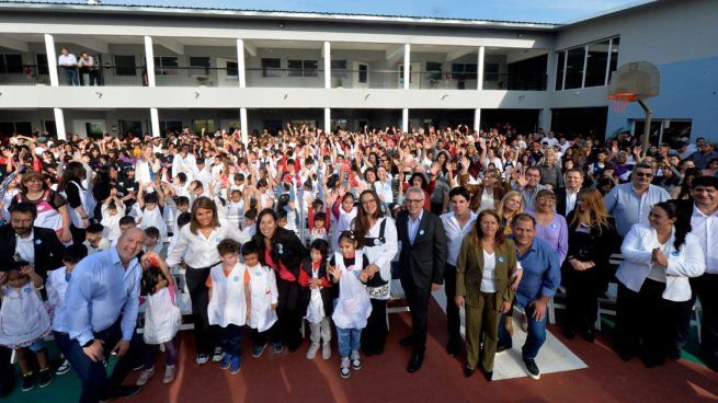La educación es la herramienta de transformación más importante que tenemos como sociedad y debemos poner todo nuestro esfuerzo para cuidarla, fue el mensaje del intendente de Tigre en el marco de la presentación del nuevo edificio ubicado en el barrio Aviación. Cuenta con una superficie total de 1.646 mts2, 10 aulas equipadas con nuevo mobiliario, SUM-comedor, cocina, biblioteca y más.
