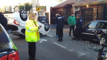 Una mujer se quedó dormida, chocó un auto que estaba estacionado  y volcó en Valentín Alsina