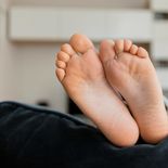 El lavado de pies que recomiendan los expertos y que cuida a la piel. El lavado de pies que recomiendan los expertos y que cuida a la piel.