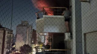 una pareja tuvo que escapar por el balcon en medio de un incendio