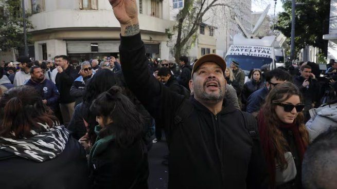 Tras la condena, sigue la vigilia en la casa de Cristina Kirchner. 