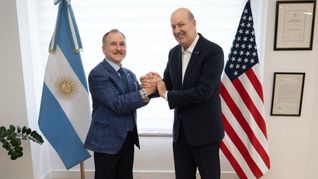 Peter Lamelas junto a Federico Sturzenegger. Peter Lamelas junto a Federico Sturzenegger.