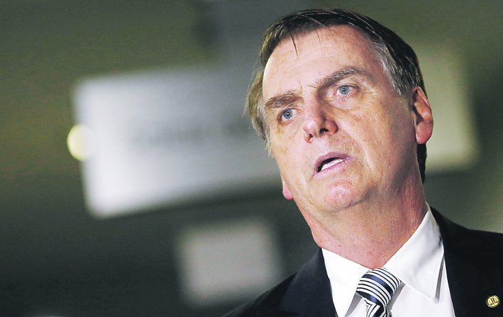 FAMILIA. Es la segunda vez que Jair Bolsonaro debe corregir públicamente dichos de su hijo Eduardo. La anterior polémica fue con el STF.