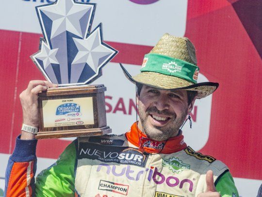 Julián Santero sonríe con el trofeo del Desafío de las Estrellas en la mano.