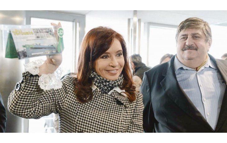 ámbito.com | Ayer y hoy. Ricardo Pignanelli, cerca de Cristina durante el gobierno anterior. Con Mauricio Macri compartió un acto y firmó convenios. Hoy vuelve a acercarse a la exjefa de Estado luego de una severa crisis interna.