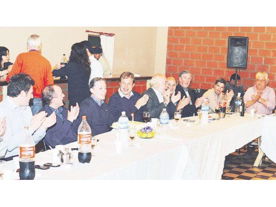 Velita. Al intendente de Esteban Echeverría, Fernando Gray, le cantaron el feliz cumpleaños en la cumbre peronista de Lobos. Martín Insaurralde (Lomas de Zamora) lo ayudó a soplar. No fue el único aniversario: también se cumplió un año de la derrota de Aníbal Fernández ante María Eugenia Vidal.