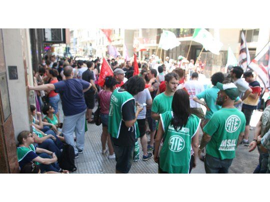 Trabajadores se manifestaron en la puerta de la cartera ubicada en Santa Fe 1548. Foto: Ignacio Petunchi.