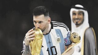 El beso. “La vi ahí y no podía no hacer lo que hice. La Copa me llamaba y me decía ‘vení, agarrame’. Vi que brillaba en ese estadio hermoso y no lo pensé”, dijo Messi.