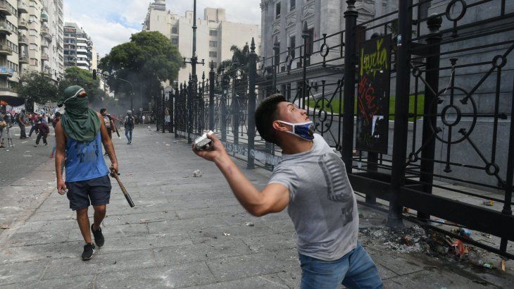 Piedrazos en la puerta del Congreso nacional