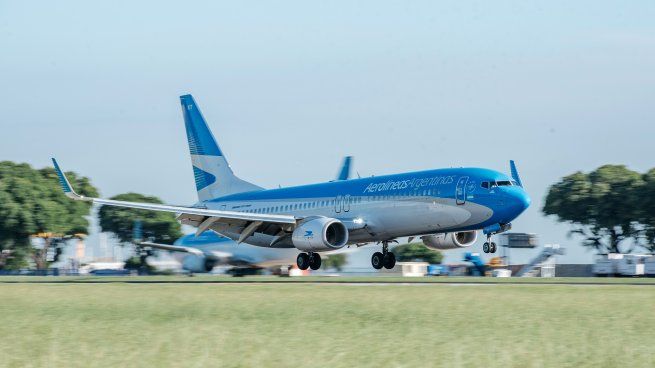 Los gremios y algunos expertos creen que la política de cielos abiertos puede afectar los intereses de Aerolíneas Argentinas.