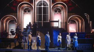 La puesta en escena trae intérpretes, bailarines y músicos que rinden tributo al gran artista argentino en un recorrido por sus composiciones, su universo y su legado. La puesta en escena trae intérpretes, bailarines y músicos que rinden tributo al gran artista argentino en un recorrido por sus composiciones, su universo y su legado.