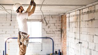 Este trabajo no consiste sólo en cambiar muebles, sino en renovar la construcción. Este trabajo no consiste sólo en cambiar muebles, sino en renovar la construcción.