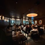 Áncora, el restaurante del Grupo Aldo’s junto al Almarena Meliá Puerto Retiro, propone una cocina de raíz rioplatense en un entorno urbano en expansión. Áncora, el restaurante del Grupo Aldo’s junto al Almarena Meliá Puerto Retiro, propone una cocina de raíz rioplatense en un entorno urbano en expansión.