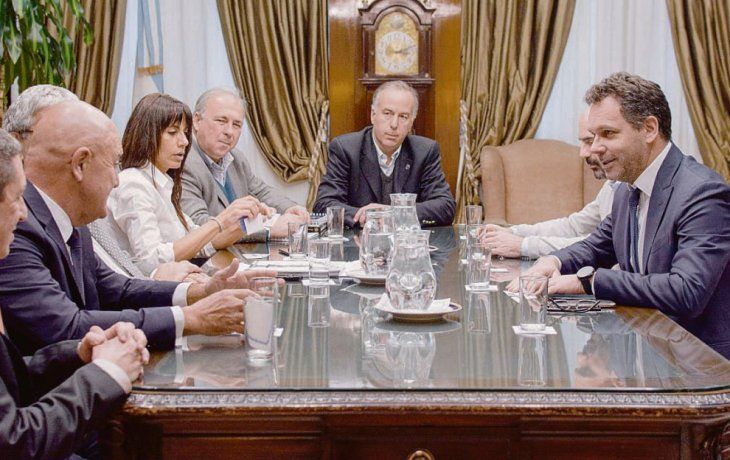 Inmobiliarias. El presidente del Banco Central, Guido Sandleris, recibió ayer a representantes del mercado de Real Estate, que ante el nuevo escenario económico pidieron mayor contemplación para el sector que opera en dólares. Solicitamos a las autoridades que se contemplen las transacciones inmobiliarias, ya que las mismas se realizan en divisa estadounidense, para que puedan concretarse con normalidad, detallaron en la reunión, donde además se habló sobre la falta de créditos hipotecarios. En el encuentro estuvieron presentes Alejandro Bennazar, presidente de la Cámara Inmobiliaria Argentina y Armando Pepe, del Colegio Unico de Corredores Inmobiliarios de la Ciudad de Buenos Aires (CUCICBA), entre otras autoridades.