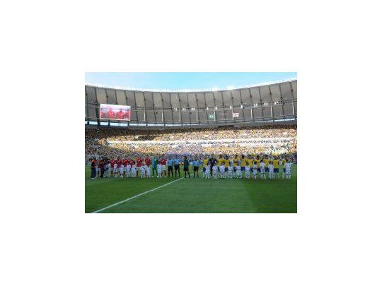 Inglaterra y Brasil reinauguraron el estadio Maracaná.