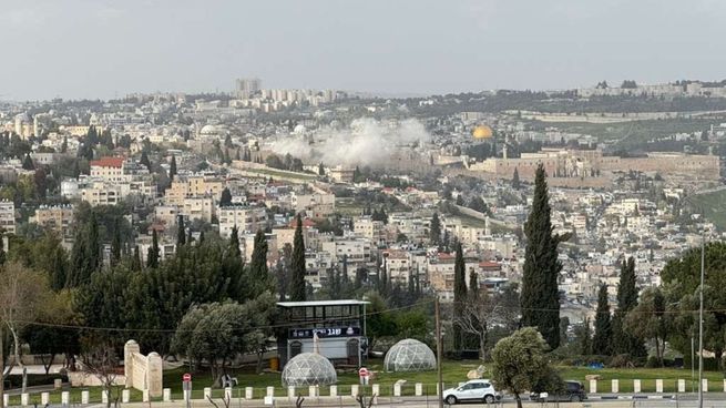 Columnas de humo fueron avistadas en Jerusalén tras la caída de los restos del misil iraní.