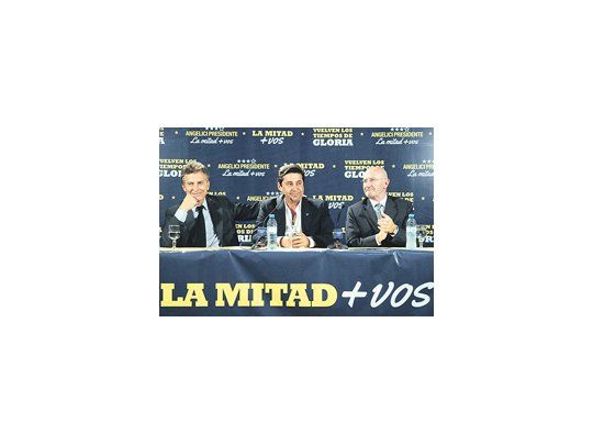 El nuevo presidente de Boca, Daniel Angelici, en la conferencia de prensa con Mauricio Macri y el nuevo vicepresidente, Oscar Moscariello. Angelici confirmó la continuidad de Falcioni.