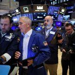 A pesar de la volatilidad en Medio Oriente, el petróleo recupera terreno alcista y las bolsas de Wall Street extienden sus ganancias. A pesar de la volatilidad en Medio Oriente, el petróleo recupera terreno alcista y las bolsas de Wall Street extienden sus ganancias.
