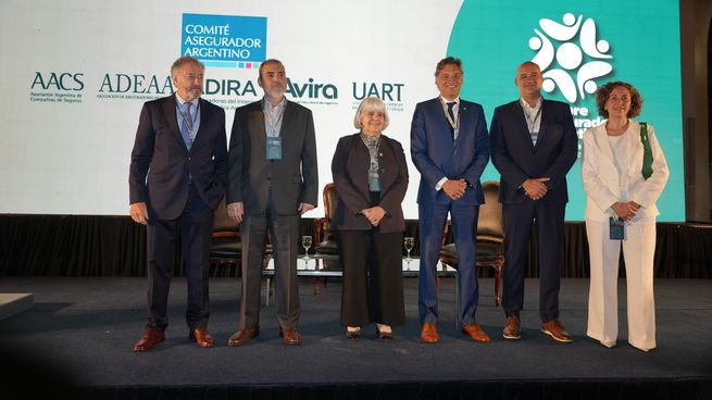 Eduardo Felizia Pte de ADEAA, Gustavo Trías Pte de la AACS, Irene Capusselli Pta de AVIRA, Guillermo Plate Superintendente de Seguros, Diego Guaita Pte de ADIRA y Mara Bettiol Pte de UART.