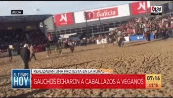 activistas veganos irrumpieron en acto de la rural y fueron expulsados por gauchos a caballo