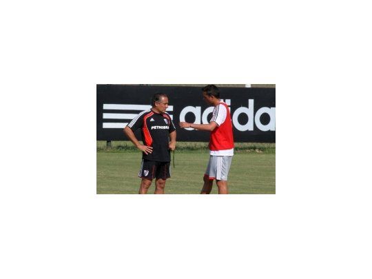 Funes Mori hizo un doblete en la práctica y confundió más al DT millonario.